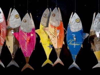 ArtFreshFish, l'artista che vende pesce fresco riciclato